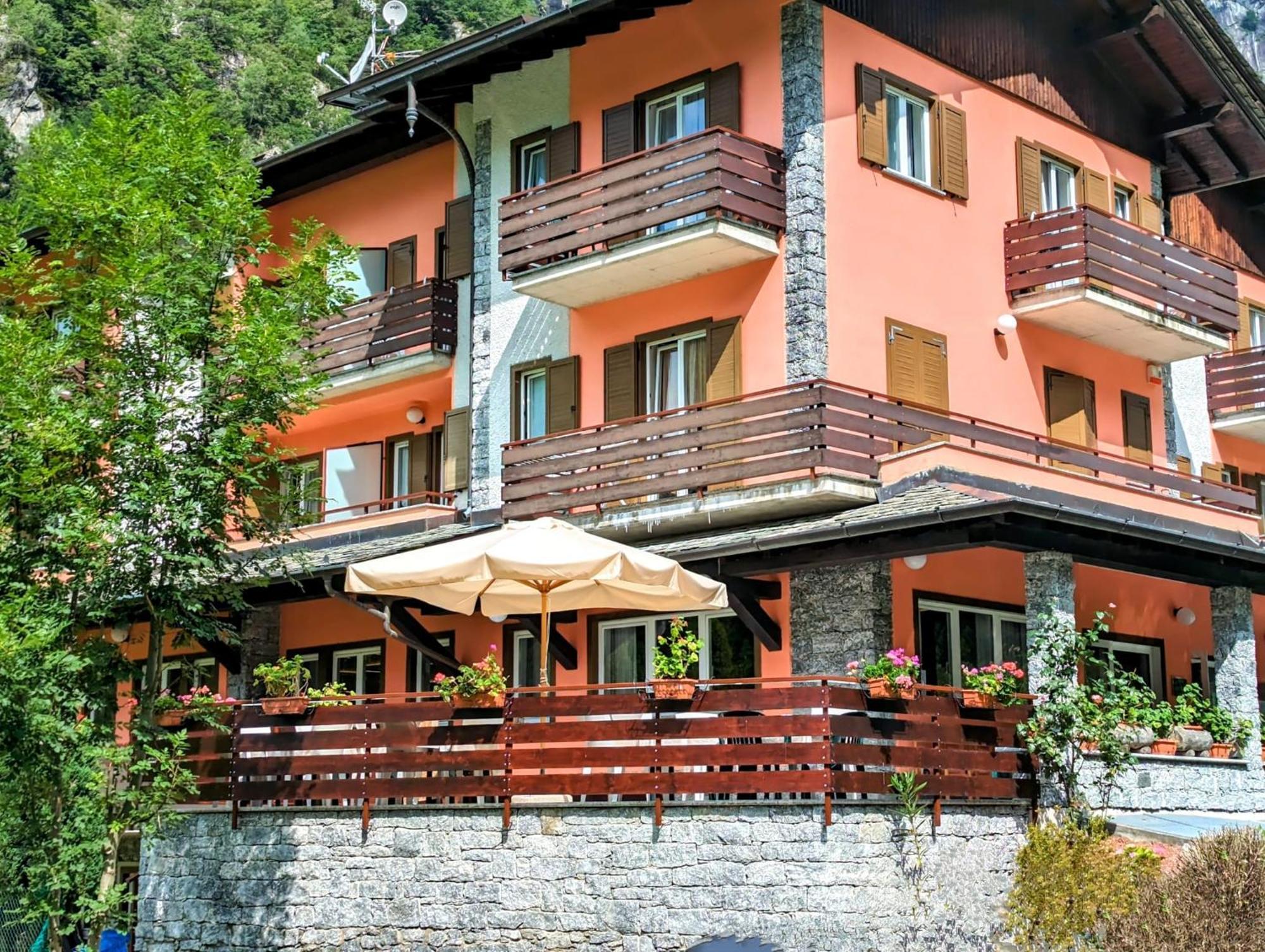 Hotel Ristorante Sasso Remenno Val Masino Exterior photo